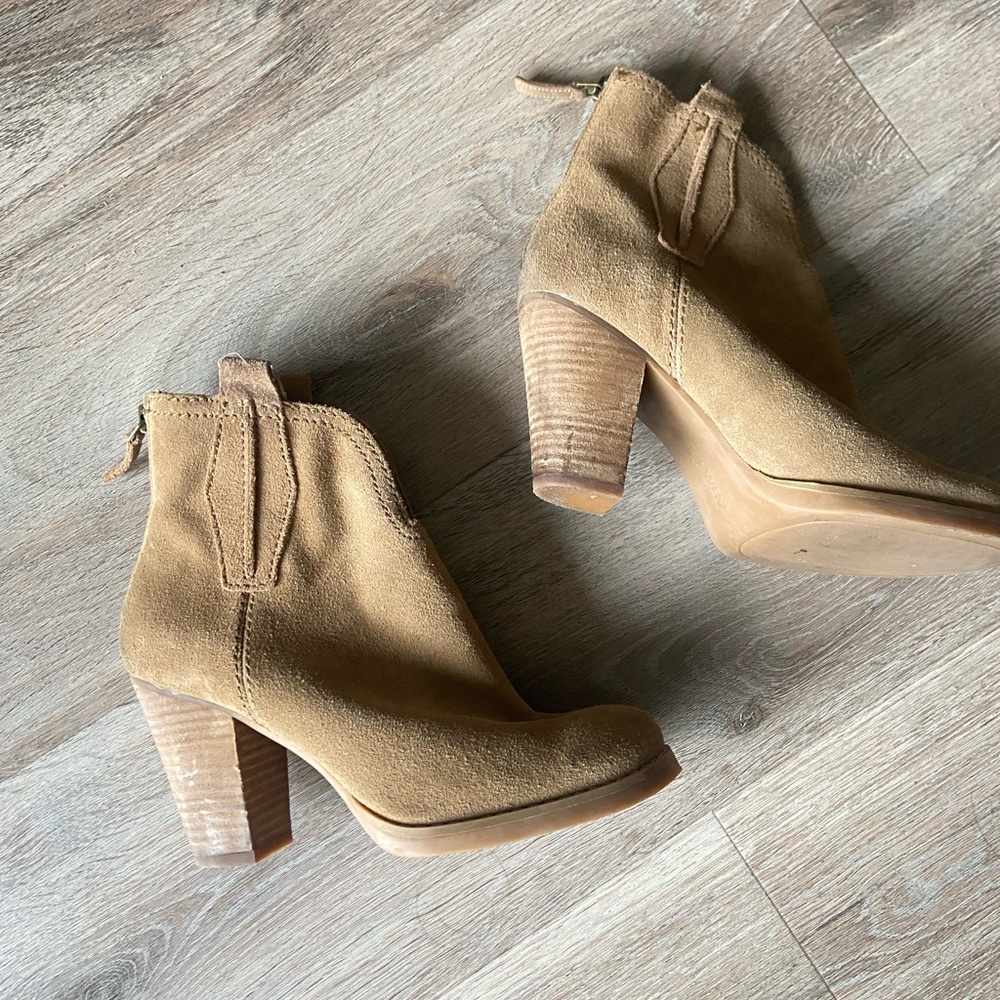Nine West Tan Ankle Boots with Chunky Heel and Zipper Closure